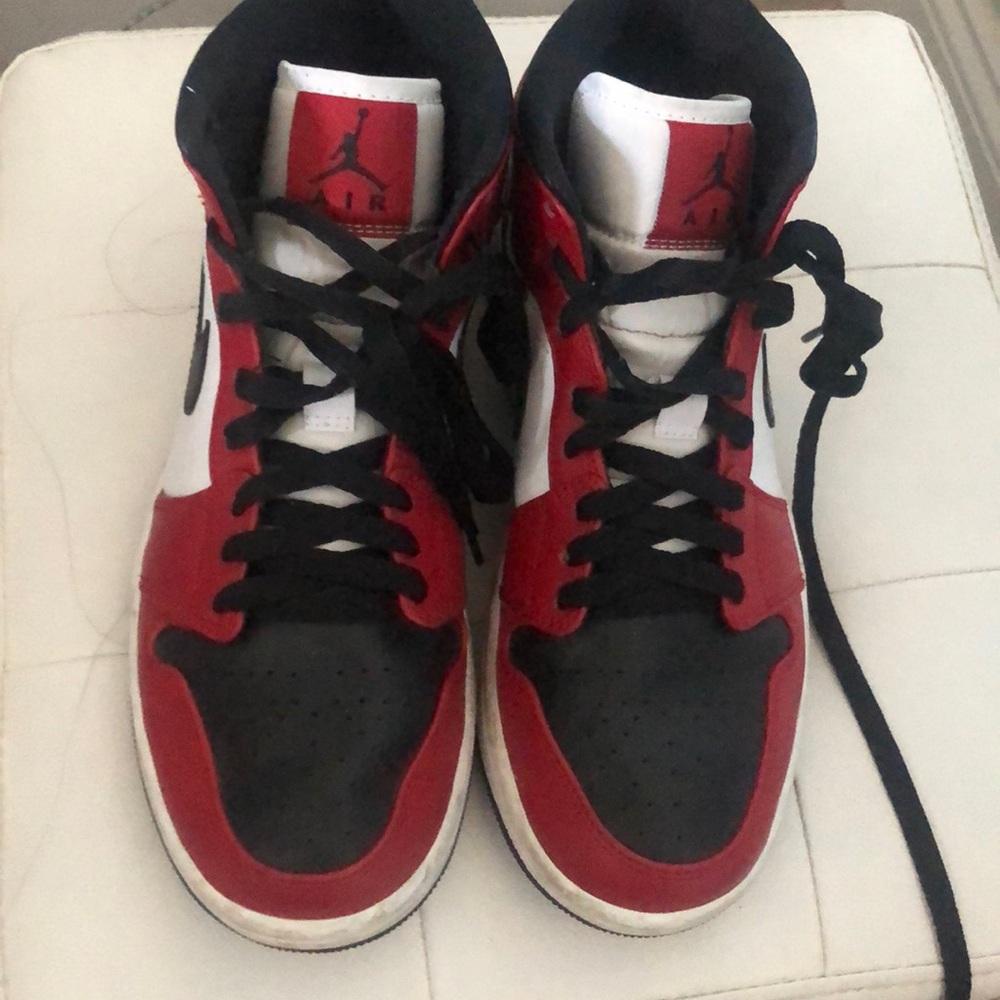Size 9.5 nike air Jordan black and red
